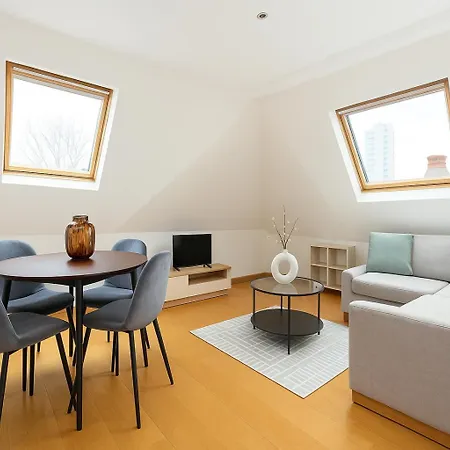 2 Bed Flat Near Acton Park Apartment
